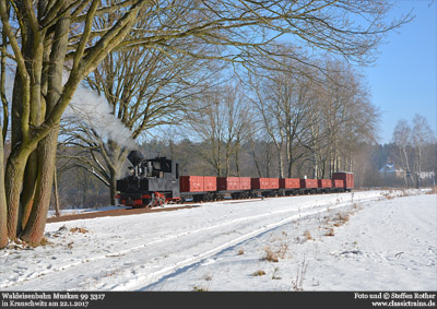 Schnee und Sonne bei der Muskauer Waldeisenbahn