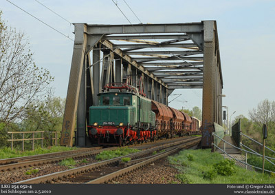 254 052-4 mit authentischen Fotogüterzügen auf ehem. Einsatzstrecken - Fotogüterzug am 2.5.2010
